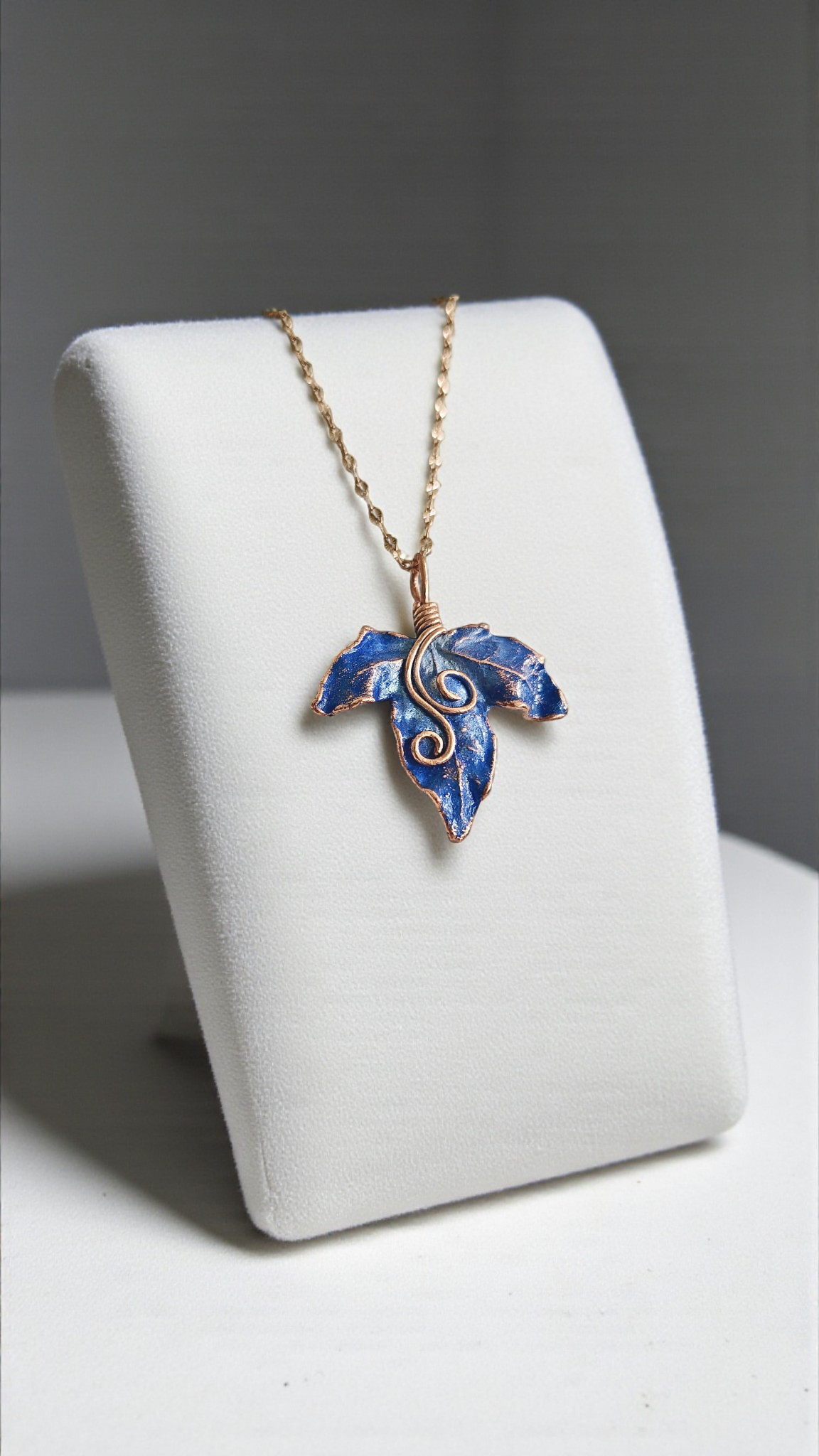 Blue Ivy Leaf Pendant – Designer Jewellery