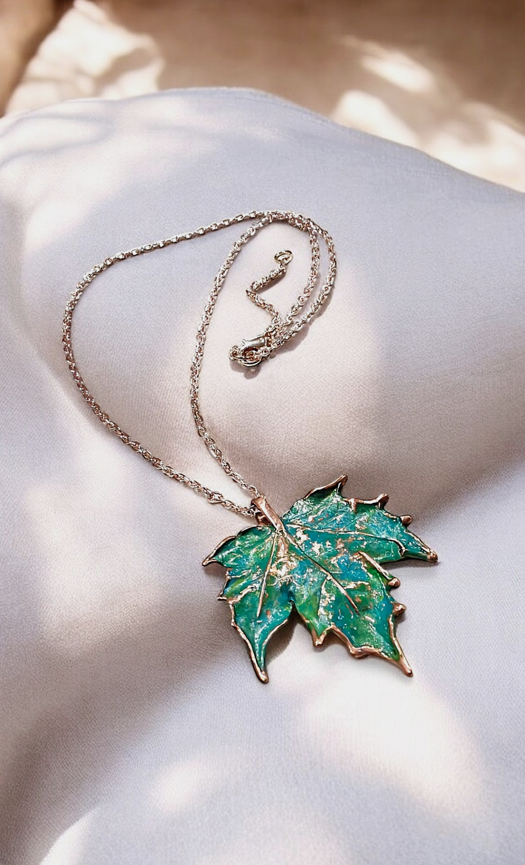 Pendant "Emerald Leaf" – Natural Elegance in Copper