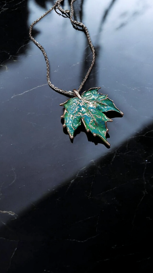 Pendant "Emerald Leaf" – Natural Elegance in Copper